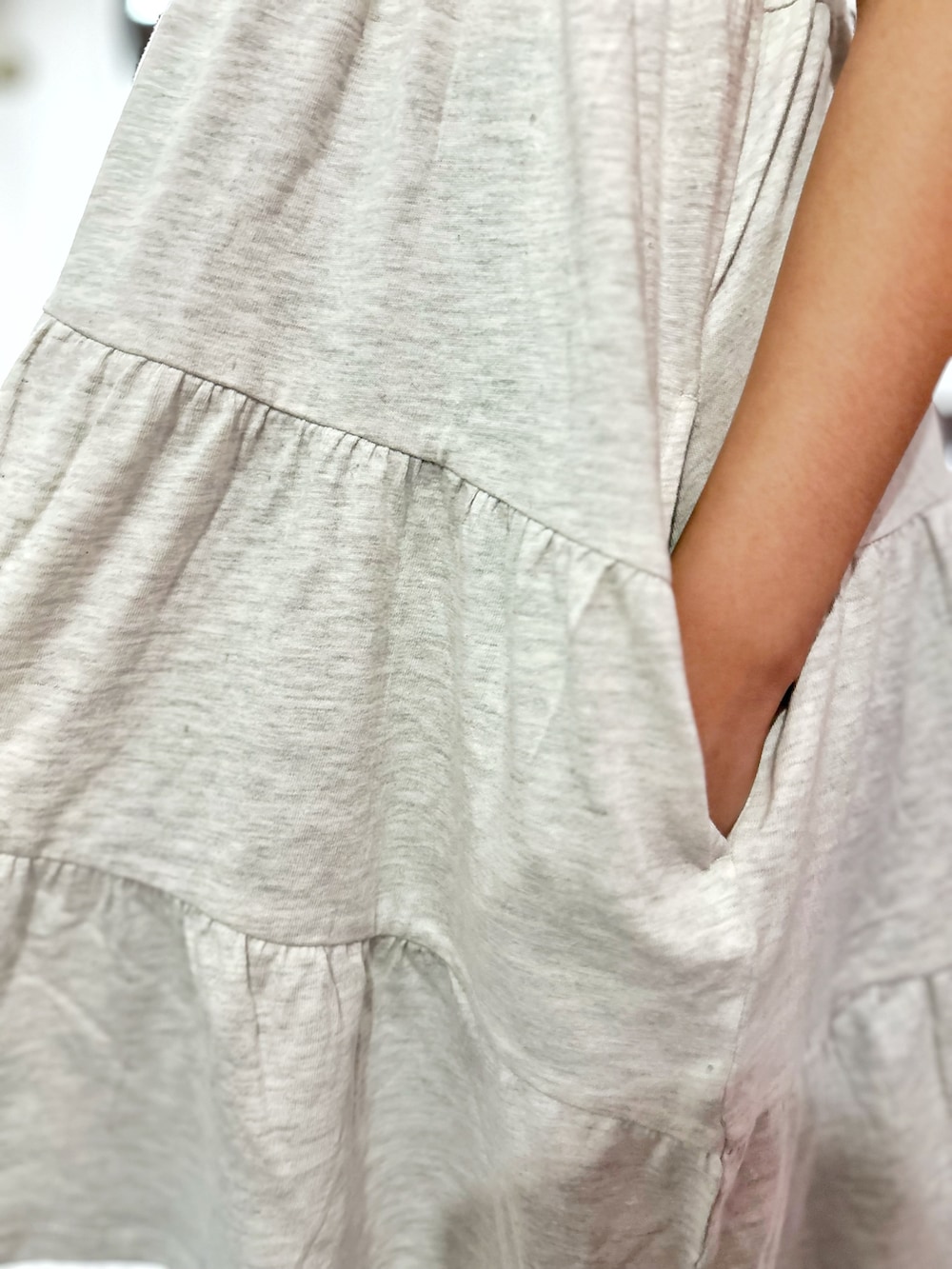 ブルー系のデニムパンツ、ホワイト系のルームワンピース、ブラック系のバンダナ/スカーフを着用したキッズの夏コーディネートの8枚目の写真