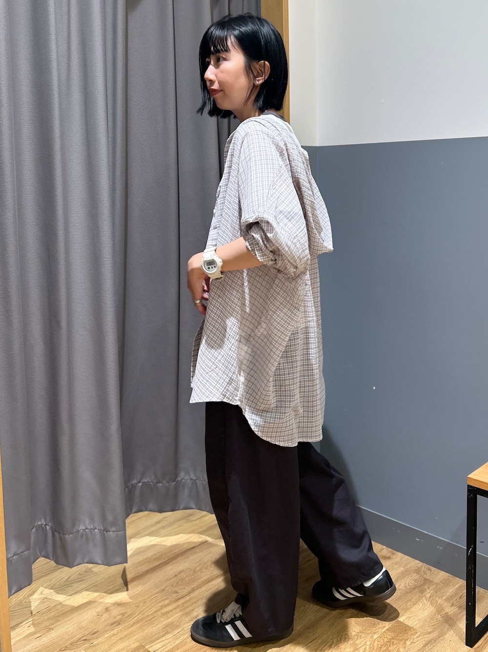 グレー系のTシャツ/カットソー、ブラック系のシャツ/ブラウス、グレー系のその他パンツを着用したレディースの夏コーディネートの2枚目の写真