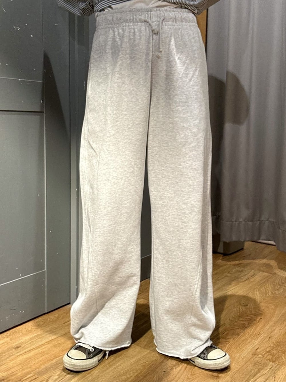 グレー系のその他パンツ、ブルー系のシャツ/ブラウス、ホワイト系のシャツ/ブラウスを着用したレディースの春コーディネートの8枚目の写真