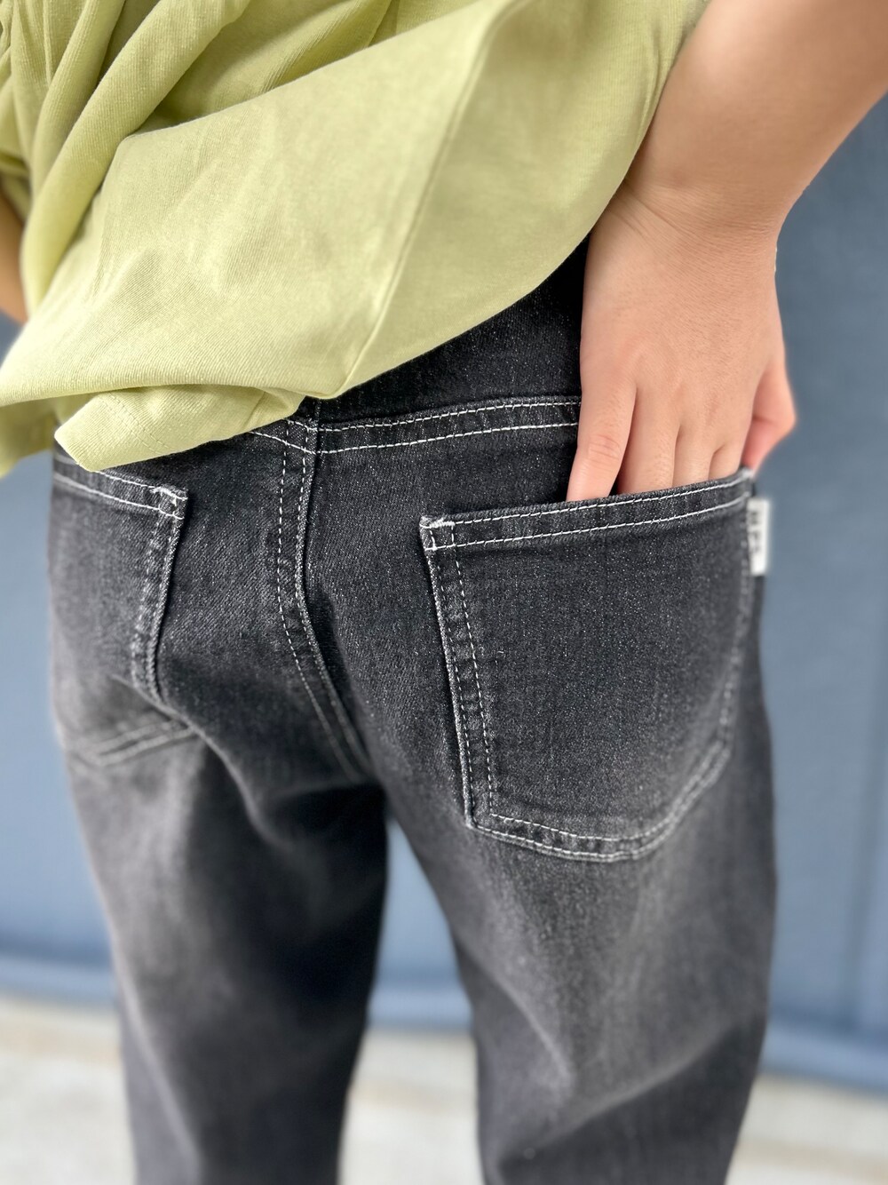 イエロー系のTシャツ/カットソー、ブラック系のデニムパンツを着用したキッズの夏コーディネートの7枚目の写真