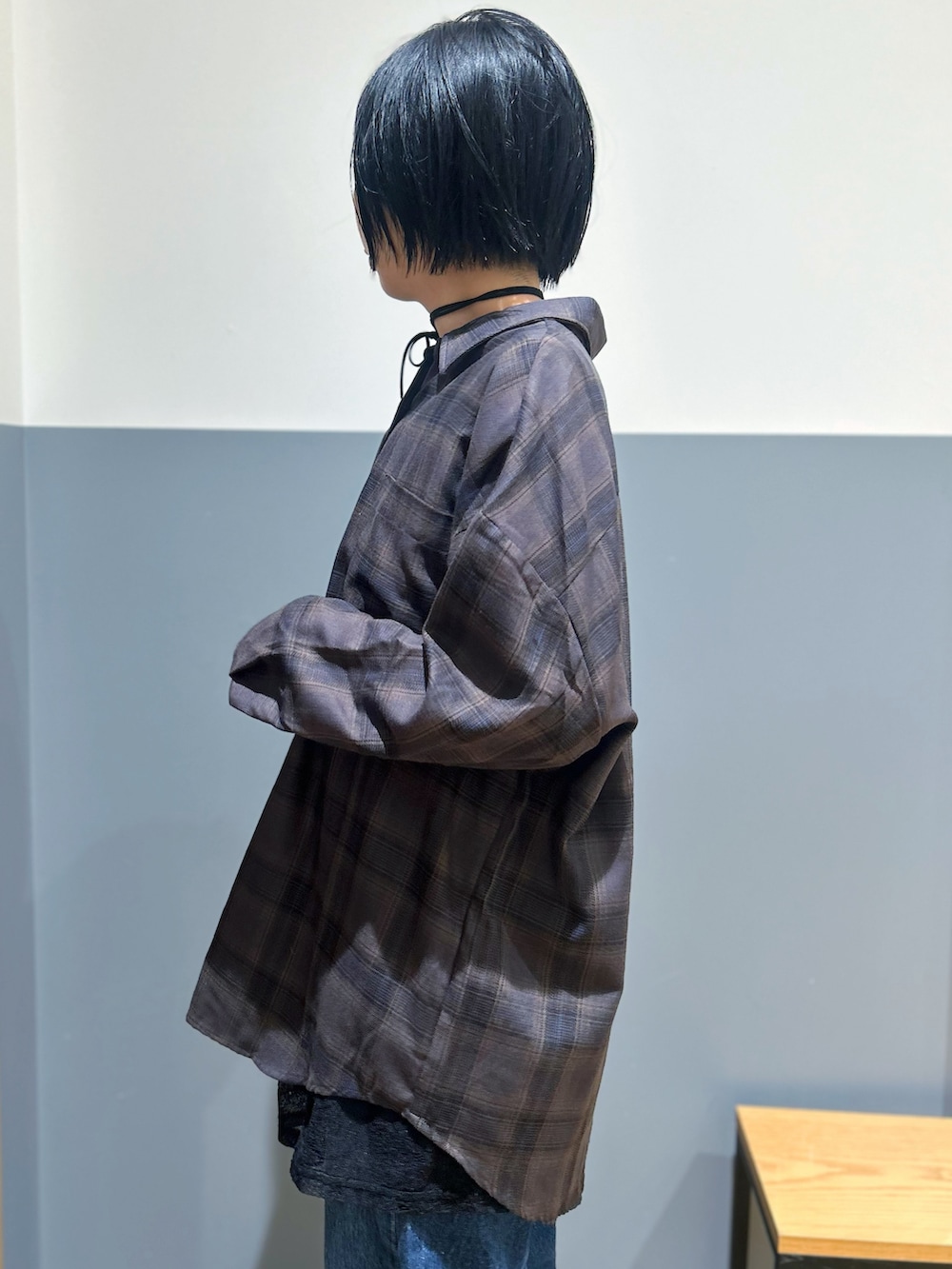 ブラウン系のシャツ/ブラウス、ブラック系のタンクトップ、ブルー系のデニムパンツを着用したレディースの秋コーディネートの5枚目の写真