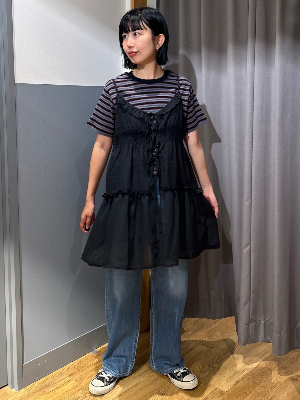 ブルー系のTシャツ/カットソー、ブラック系のベスト、ブルー系のデニムパンツを着用したレディースの夏コーディネートの2枚目の写真
