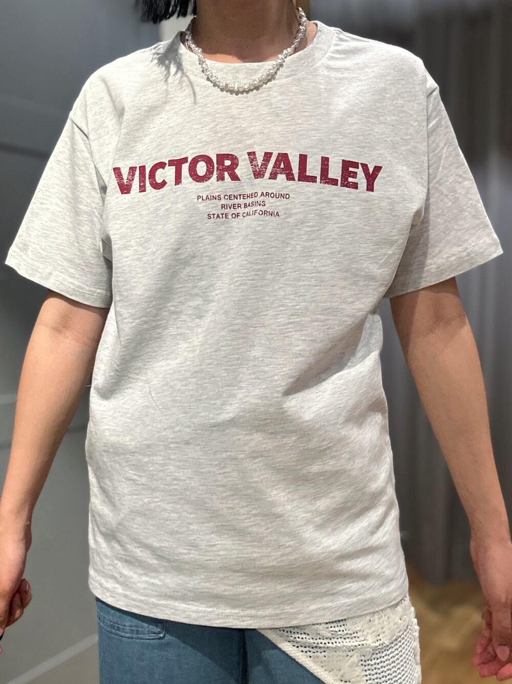 ブラウン系のテーラードジャケット、ブラック系のショルダーバッグ、グレー系のTシャツ/カットソーを着用したレディースの春コーディネートの6枚目の写真