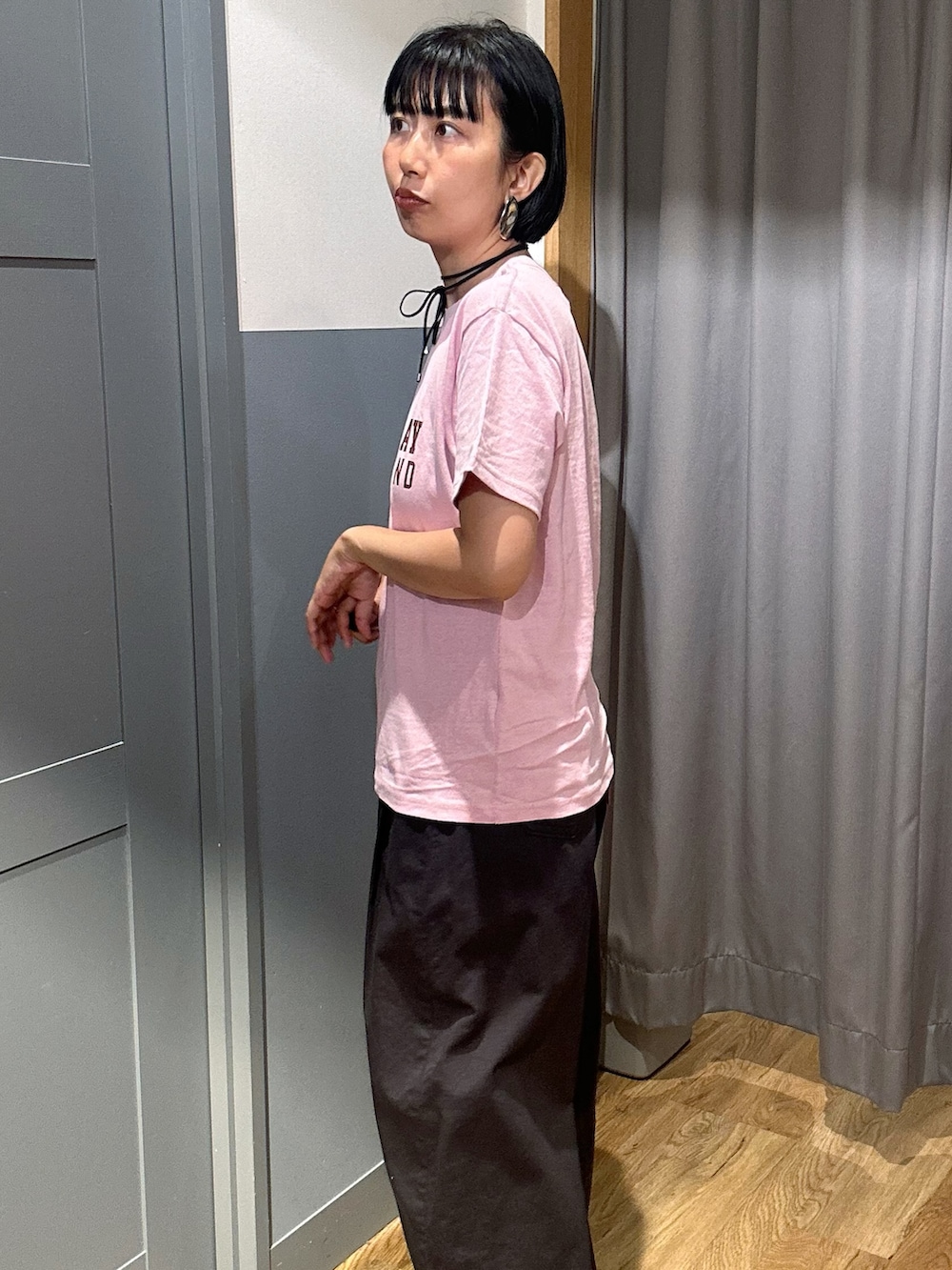 ピンク系のTシャツ/カットソー、グレー系のその他パンツ、ブラック系のショルダーバッグを着用したレディースの夏コーディネートの6枚目の写真