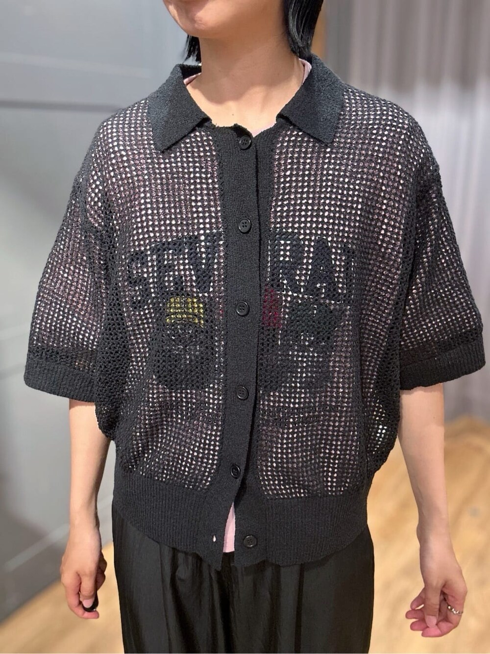 ピンク系のTシャツ/カットソー、ブラック系のその他パンツ、ブラック系のカーディガン/ボレロを着用したレディースの春コーディネートの5枚目の写真