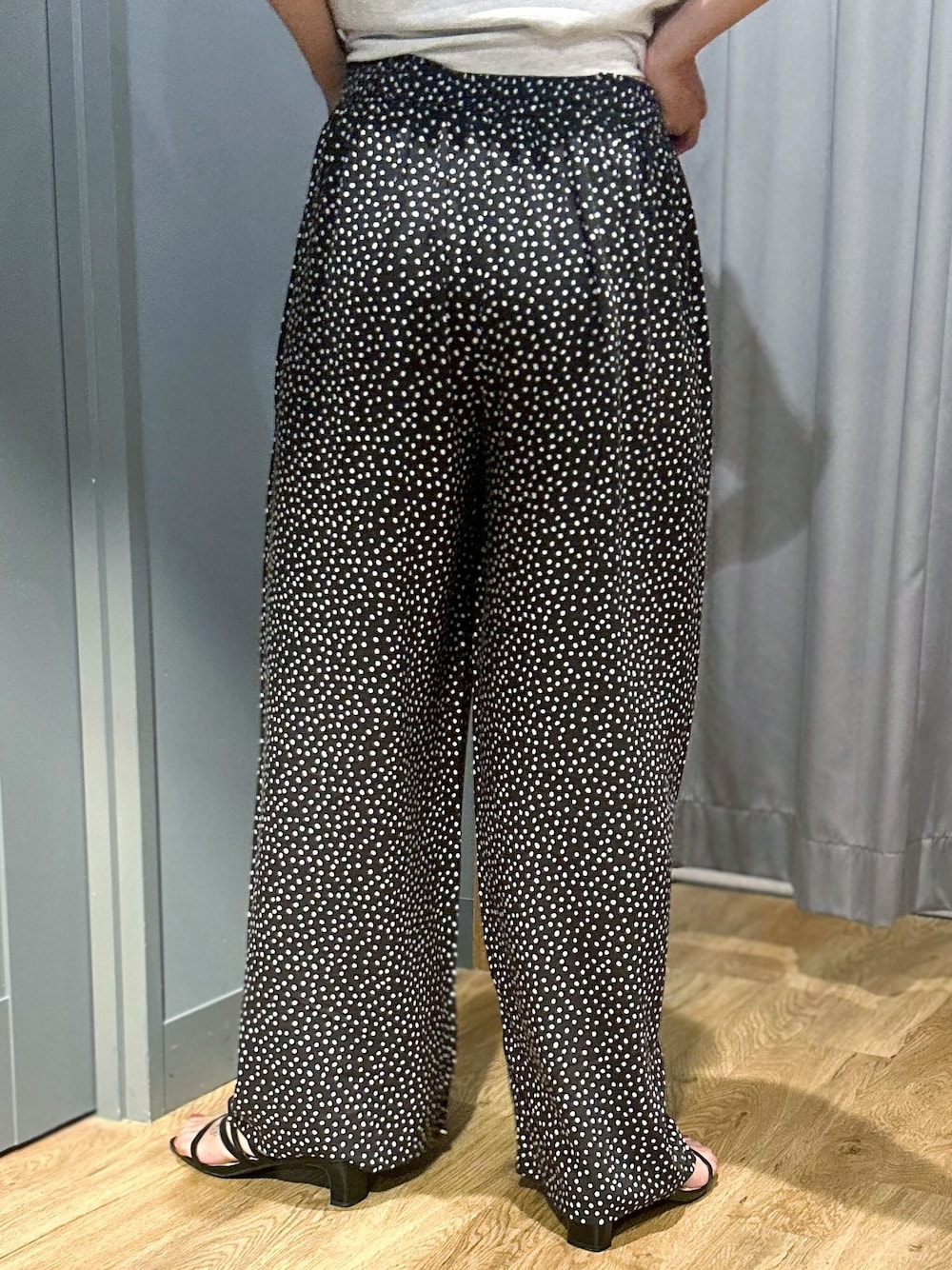 ホワイト系のその他パンツ、グレー系のベスト、ブラック系のショルダーバッグを着用したレディースの夏コーディネートの8枚目の写真