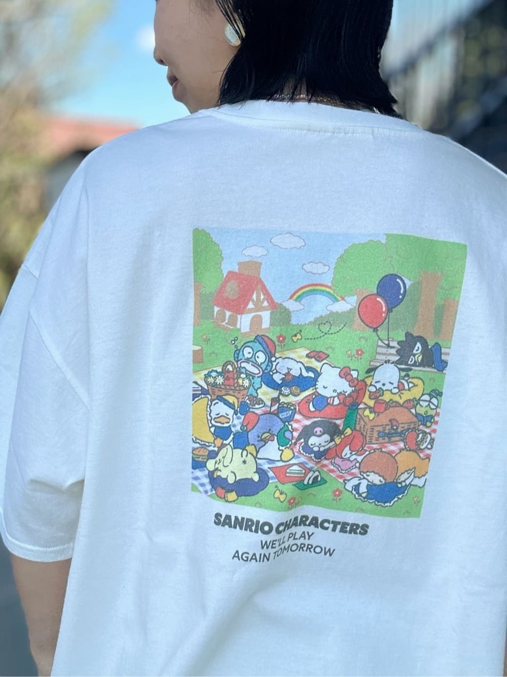 ホワイト系のTシャツ/カットソー、イエロー系のスカート、ホワイト系のTシャツ/カットソーを着用したレディースの春コーディネートの7枚目の写真