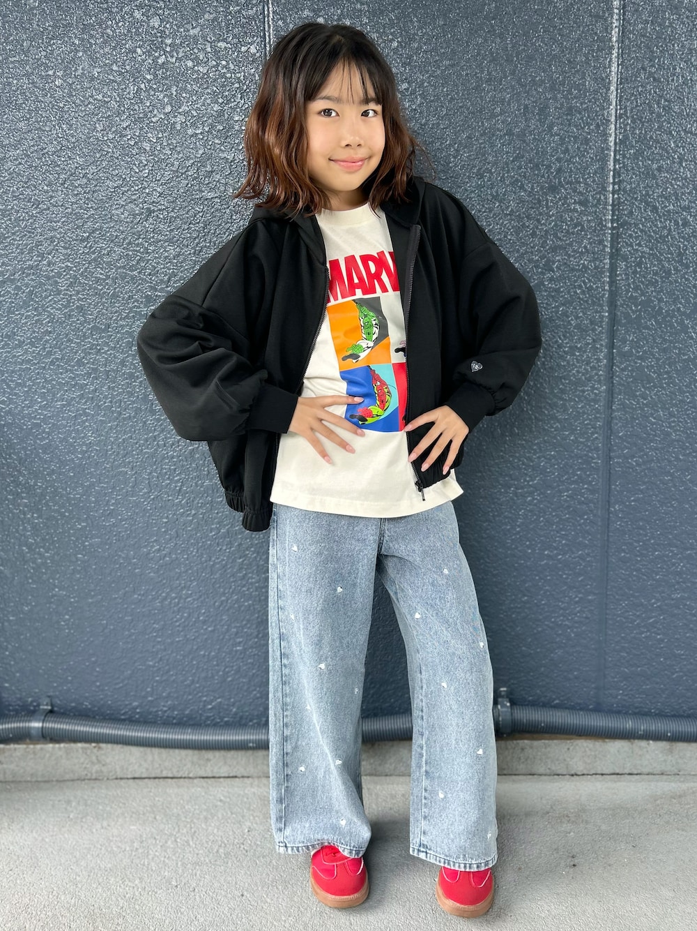 ホワイト系のTシャツ/カットソー、ブルー系のその他パンツ、ブラック系のカーディガン/ボレロを着用したキッズの秋コーディネートの5枚目の写真