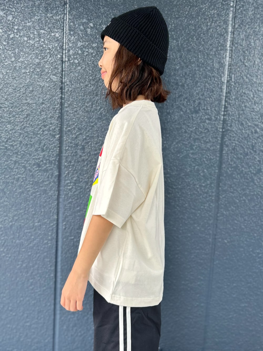 ホワイト系のTシャツ/カットソー、ブラック系のその他パンツ、ブラック系のカーディガン/ボレロを着用したキッズの秋コーディネートの6枚目の写真