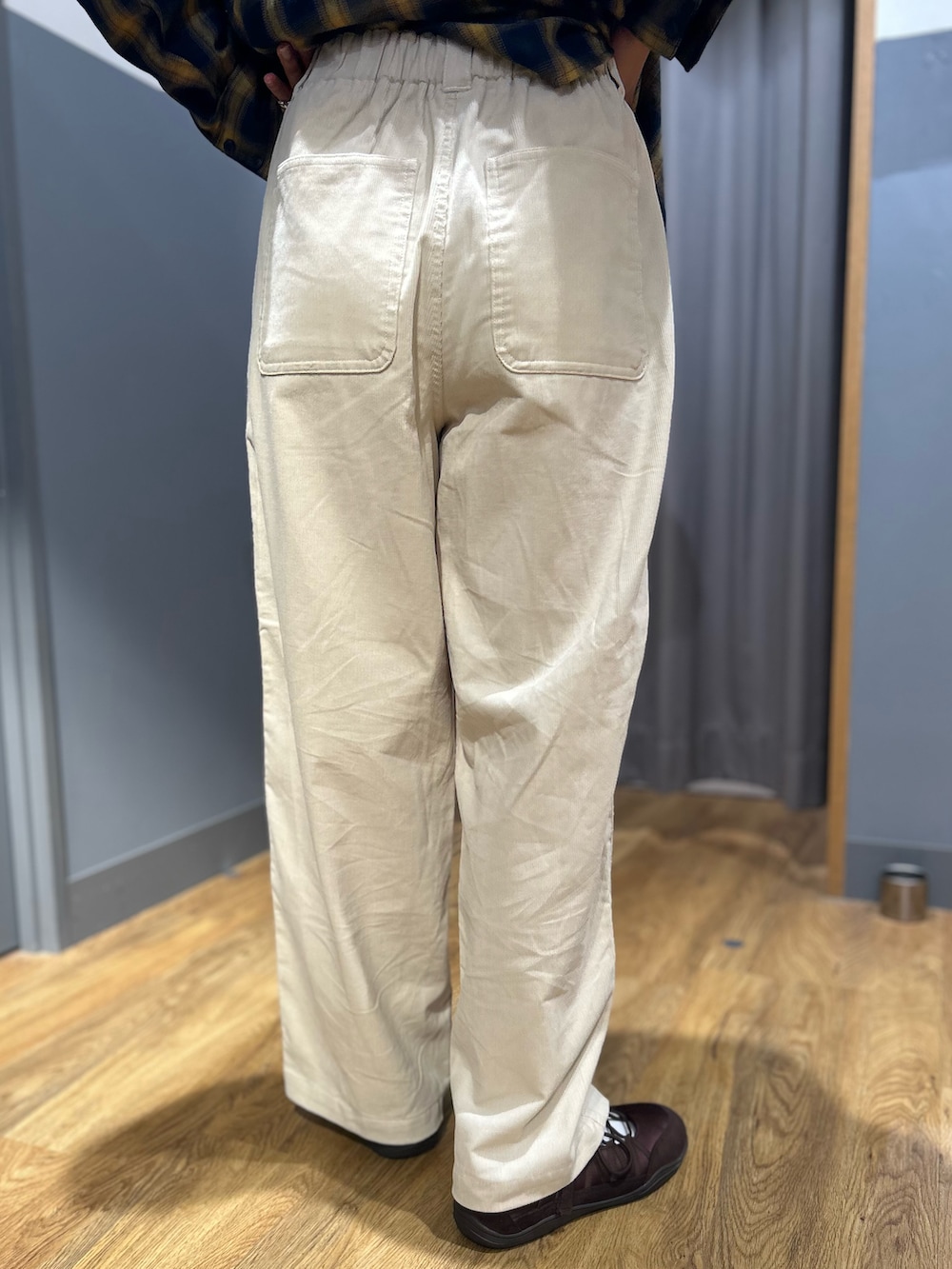 ブルー系のシャツ/ブラウス、ホワイト系のシャツ/ブラウス、ホワイト系のその他パンツを着用したレディースの秋コーディネートの8枚目の写真