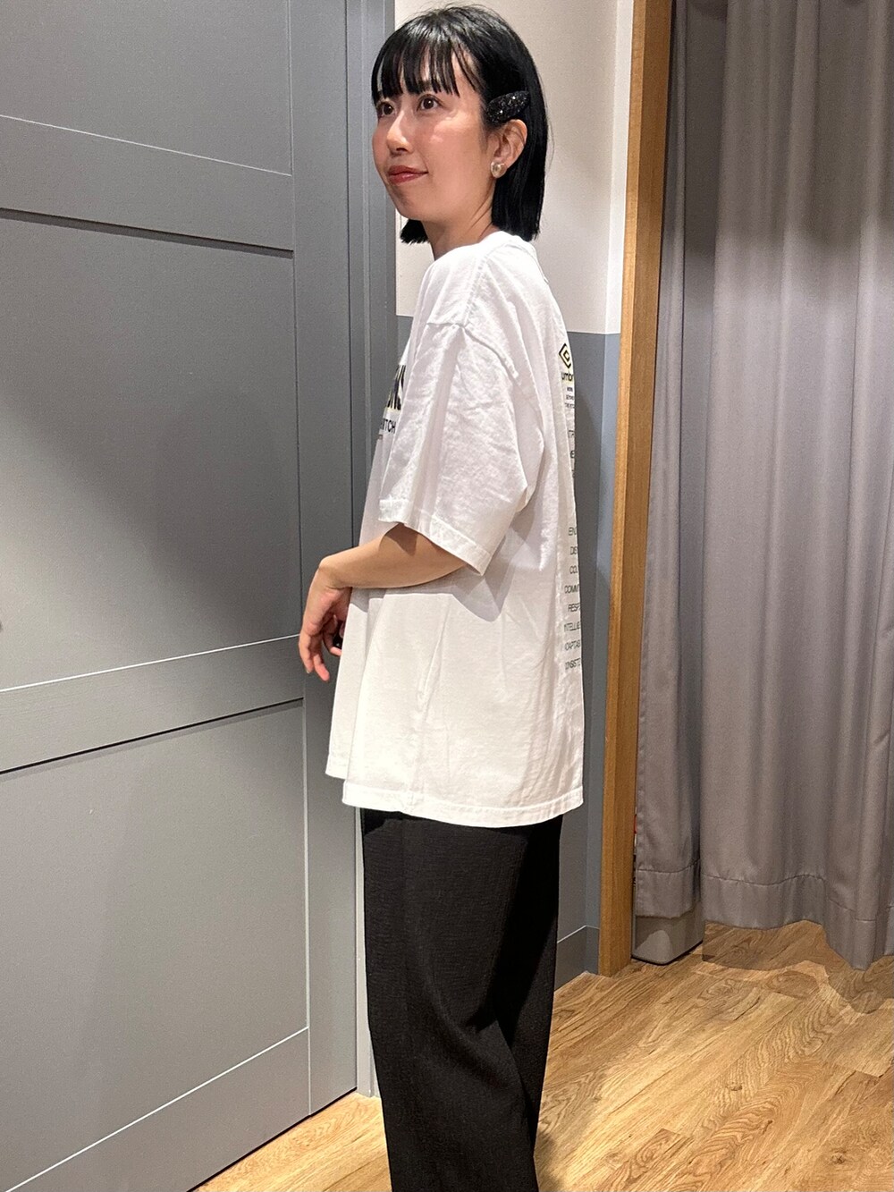 ブラック系のその他パンツ、グレー系のテーラードジャケット、イエロー系のショルダーバッグを着用したレディースの夏コーディネートの7枚目の写真