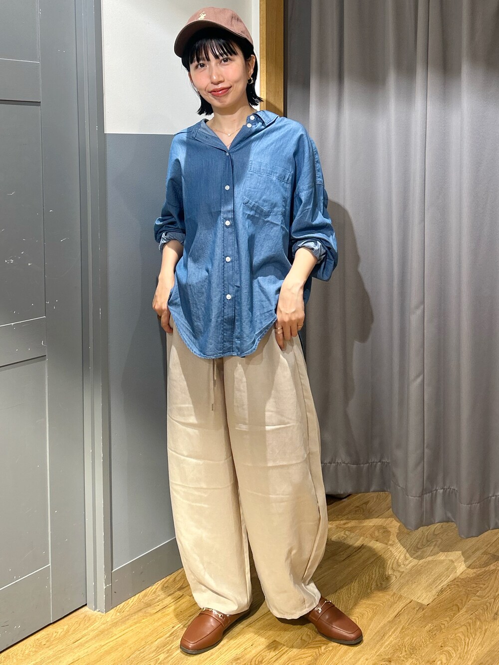 ブルー系のシャツ/ブラウス、ベージュ系のその他パンツ、ホワイト系のタンクトップを着用したレディースの春コーディネートの2枚目の写真