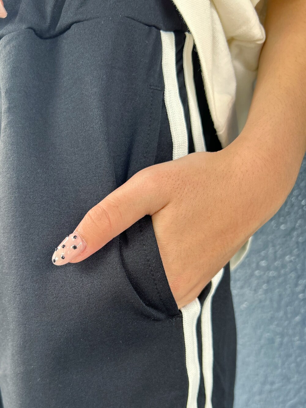 ホワイト系のTシャツ/カットソー、ブラック系のその他パンツ、ブラック系のカーディガン/ボレロを着用したキッズの秋コーディネートの8枚目の写真