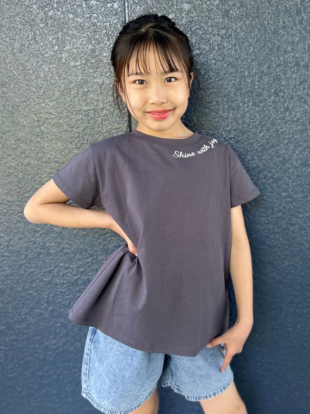 グレー系のTシャツ/カットソー、ブルー系のその他パンツ、ブラック系のショルダーバッグを着用したレディースの春コーディネートの5枚目の写真