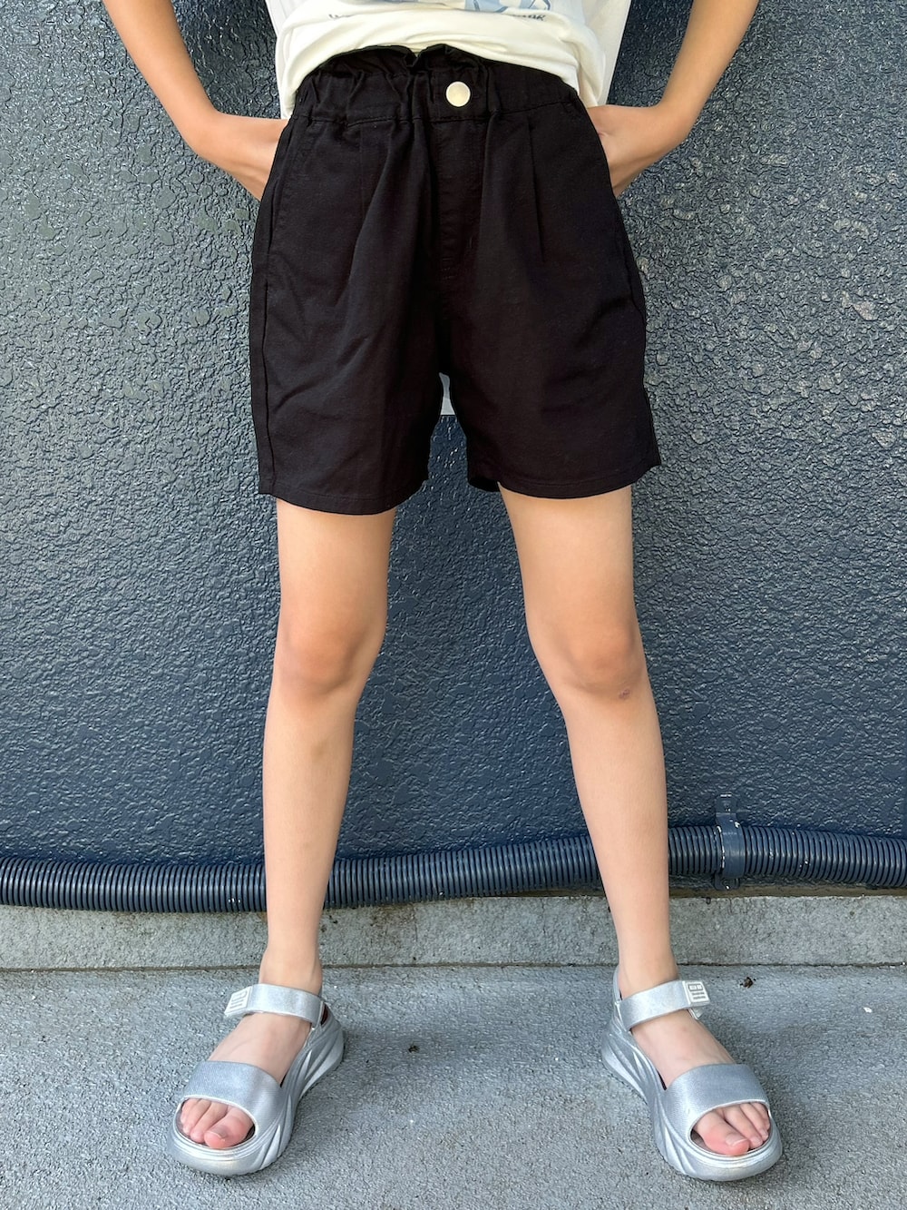 ホワイト系のTシャツ/カットソー、ブラック系のその他パンツ、ブルー系のトートバッグを着用したキッズの夏コーディネートの7枚目の写真