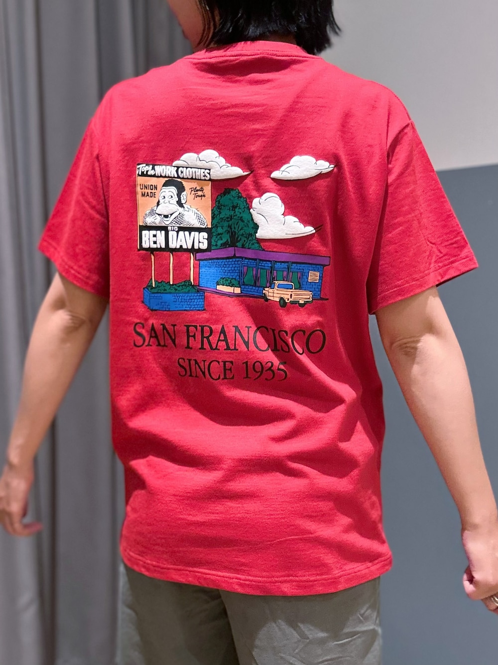グレー系のテーラードジャケット、レッド系のTシャツ/カットソー、グレー系のその他パンツを着用したレディースの夏コーディネートの6枚目の写真