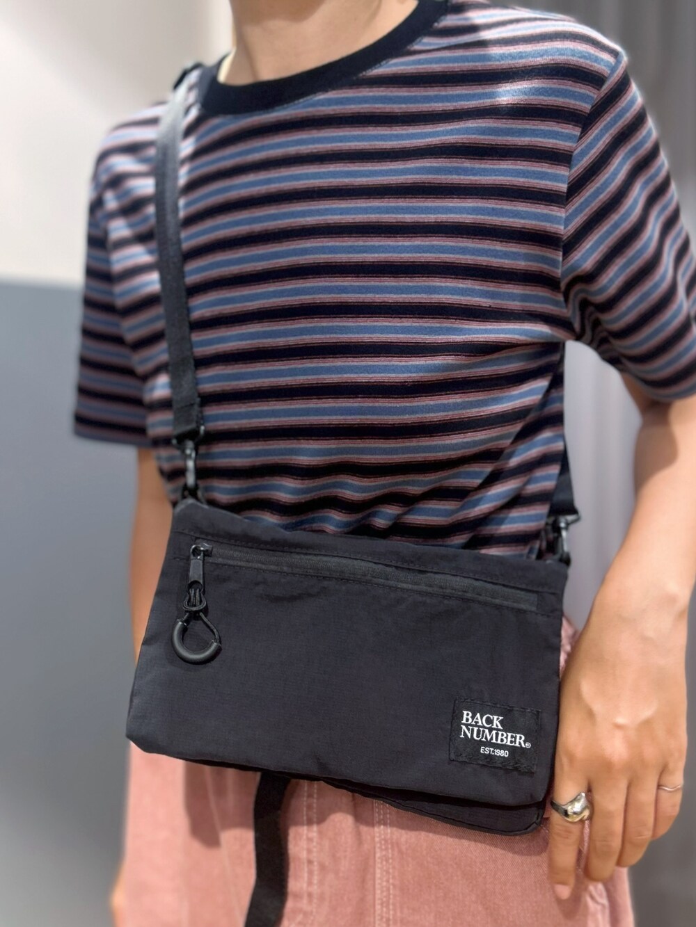 ブルー系のTシャツ/カットソー、その他のスカート、ブラック系のボディバッグ/ウエストポーチを着用したレディースの夏コーディネートの9枚目の写真
