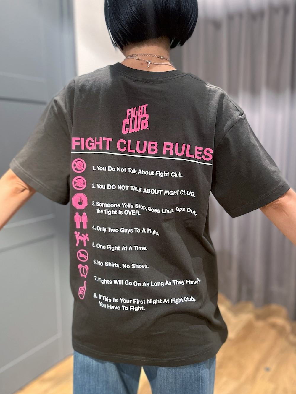 グレー系のTシャツ/カットソー、ブルー系のデニムパンツ、ブラック系のショルダーバッグを着用したレディースの夏コーディネートの6枚目の写真