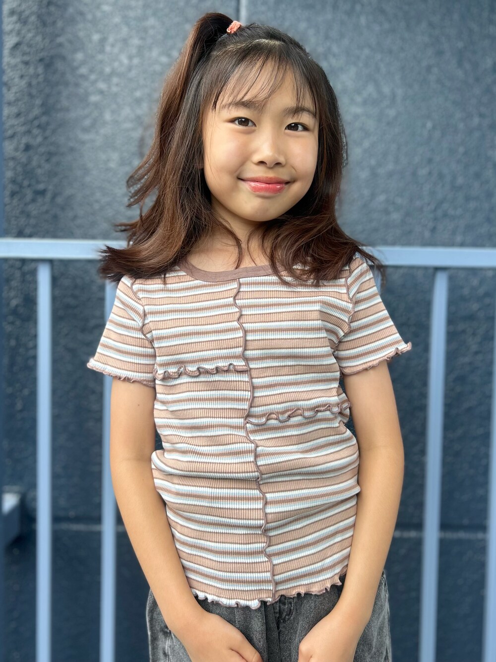 ブラウン系のTシャツ/カットソー、グレー系のその他パンツを着用したキッズの夏コーディネートの4枚目の写真