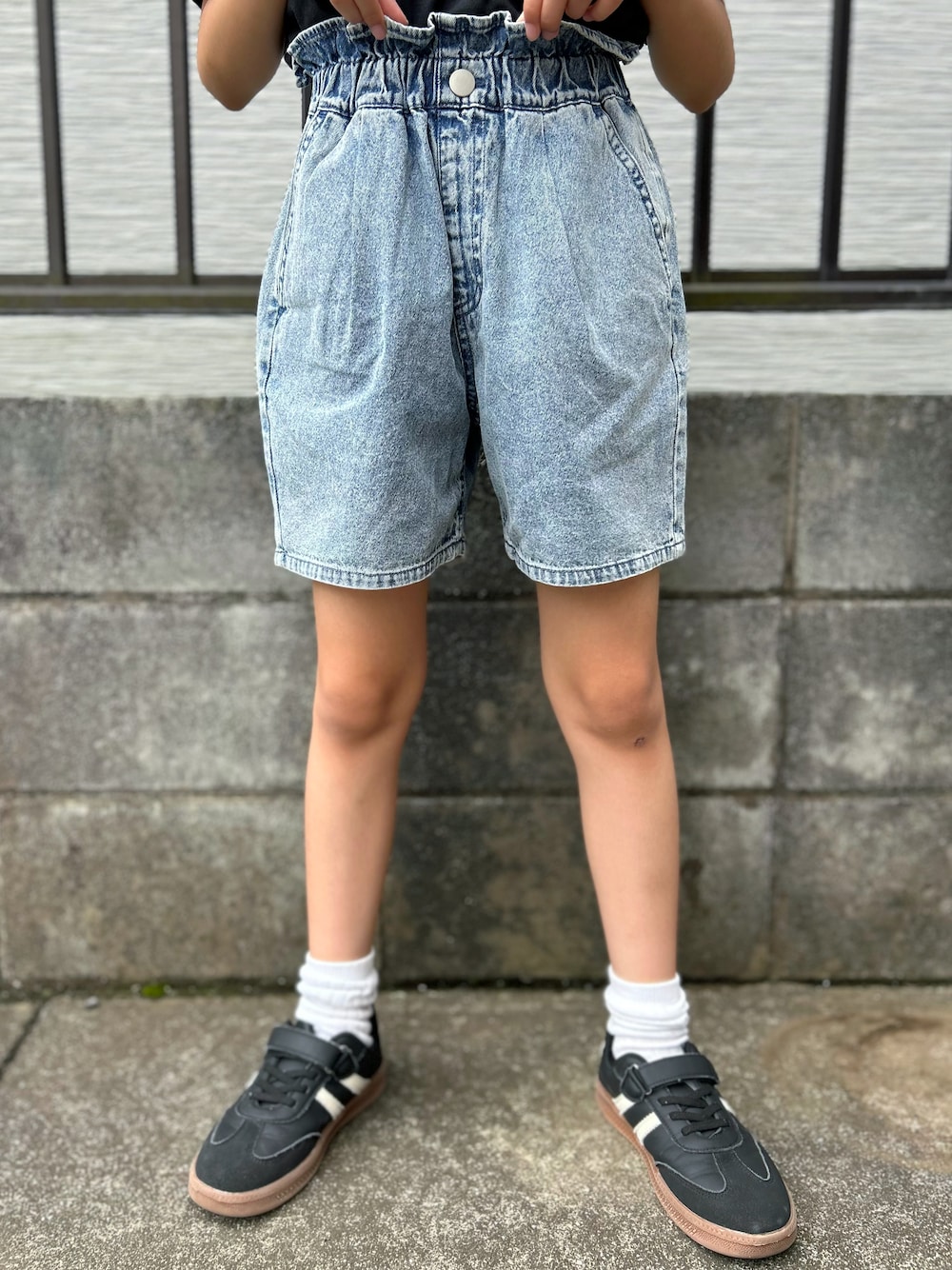 ブラック系のTシャツ/カットソー、ブルー系のその他パンツ、ブラック系のキャップを着用したキッズの夏コーディネートの8枚目の写真