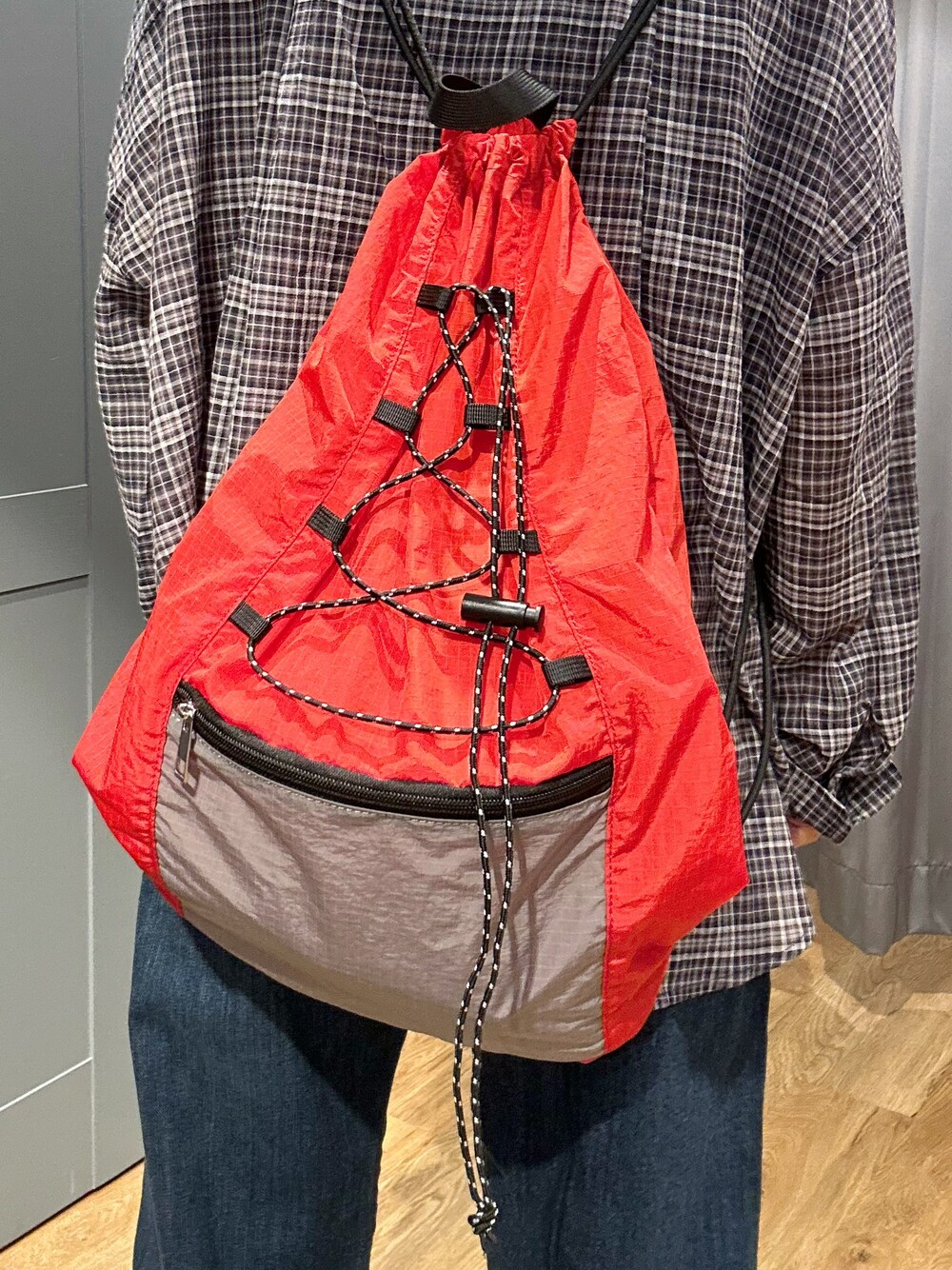ブラック系のタンクトップ、グレー系のシャツ/ブラウス、ブルー系のデニムパンツを着用したレディースの夏コーディネートの10枚目の写真