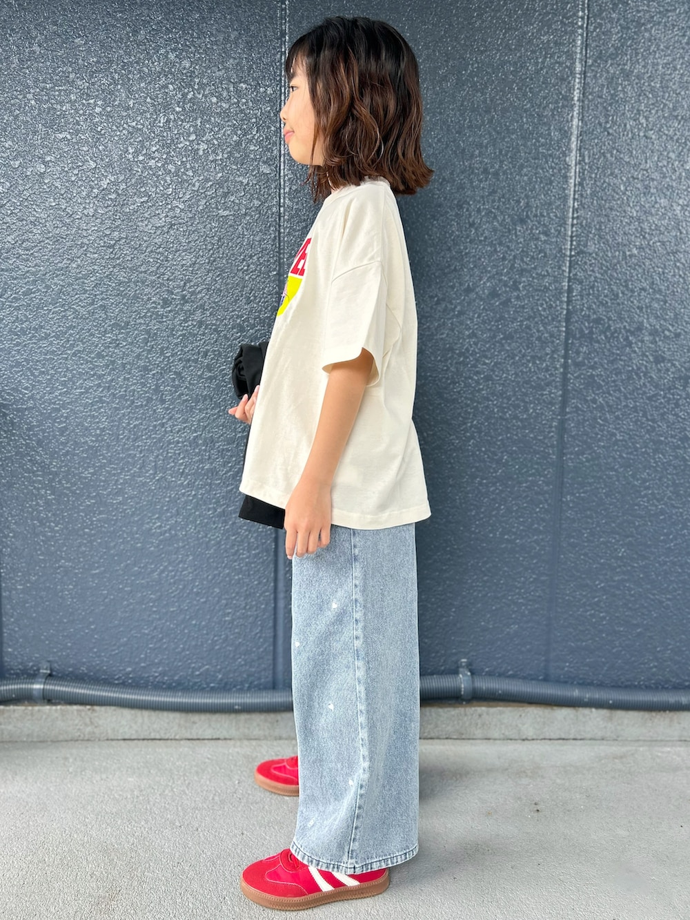 ホワイト系のTシャツ/カットソー、ブルー系のその他パンツ、ブラック系のカーディガン/ボレロを着用したキッズの秋コーディネートの2枚目の写真