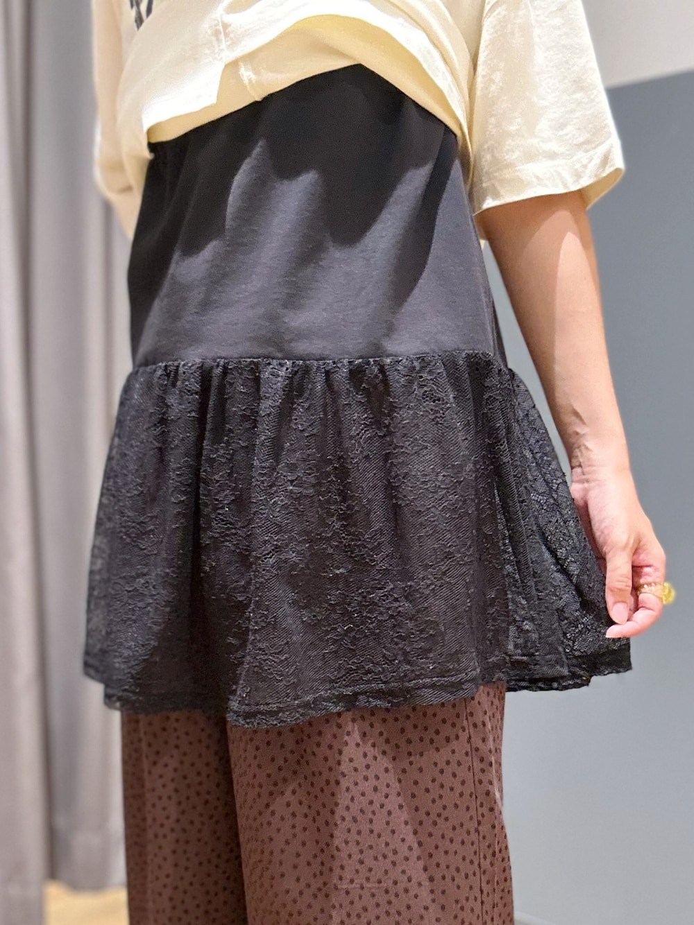 ホワイト系のTシャツ/カットソー、ブラック系のタンクトップ、ブラック系のその他パンツを着用したレディースの夏コーディネートの5枚目の写真