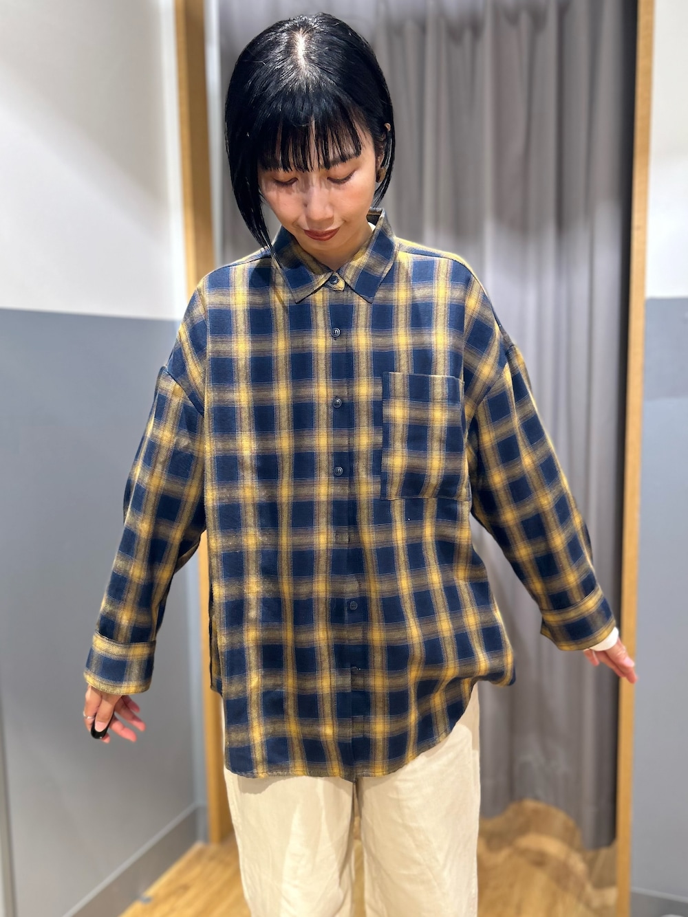 ブルー系のシャツ/ブラウス、ホワイト系のシャツ/ブラウス、ホワイト系のその他パンツを着用したレディースの秋コーディネートの5枚目の写真