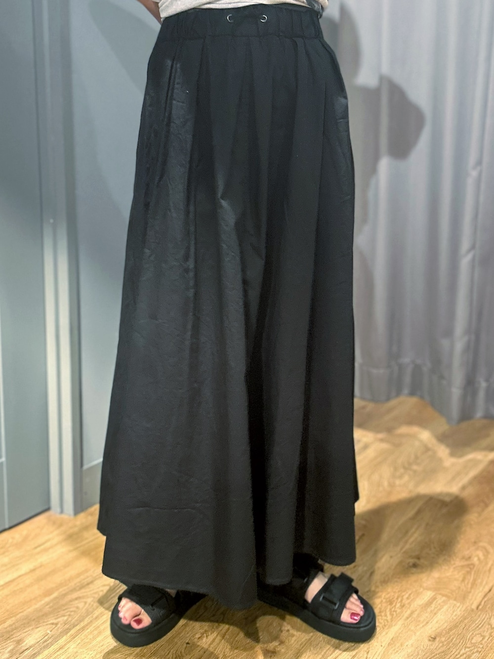 グレー系のTシャツ/カットソー、ブラック系のスカート、ブラック系のボディバッグ/ウエストポーチを着用したレディースの夏コーディネートの5枚目の写真
