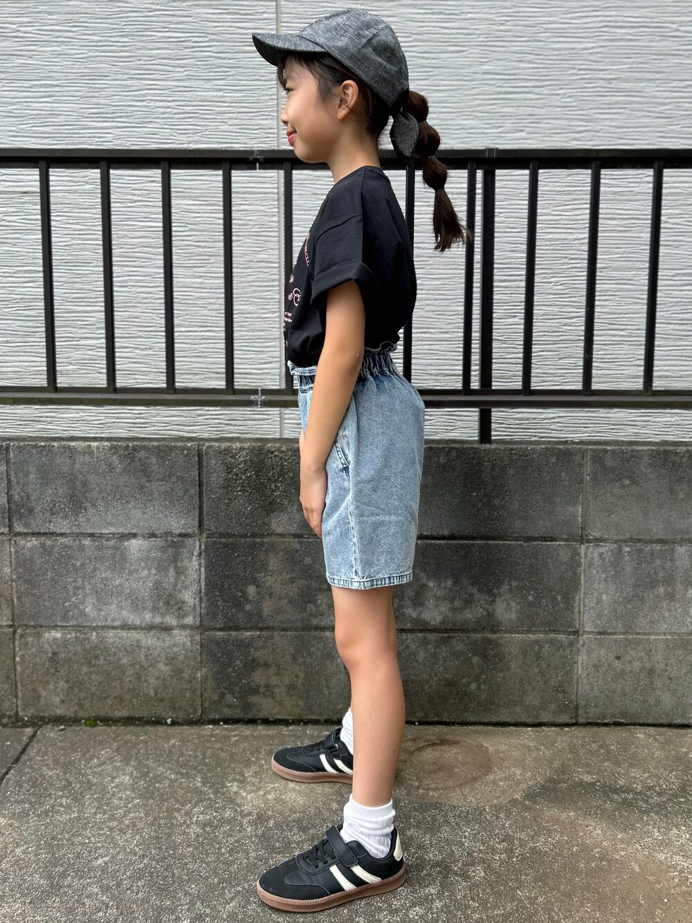ブラック系のTシャツ/カットソー、ブルー系のその他パンツ、ブラック系のキャップを着用したキッズの夏コーディネートの2枚目の写真