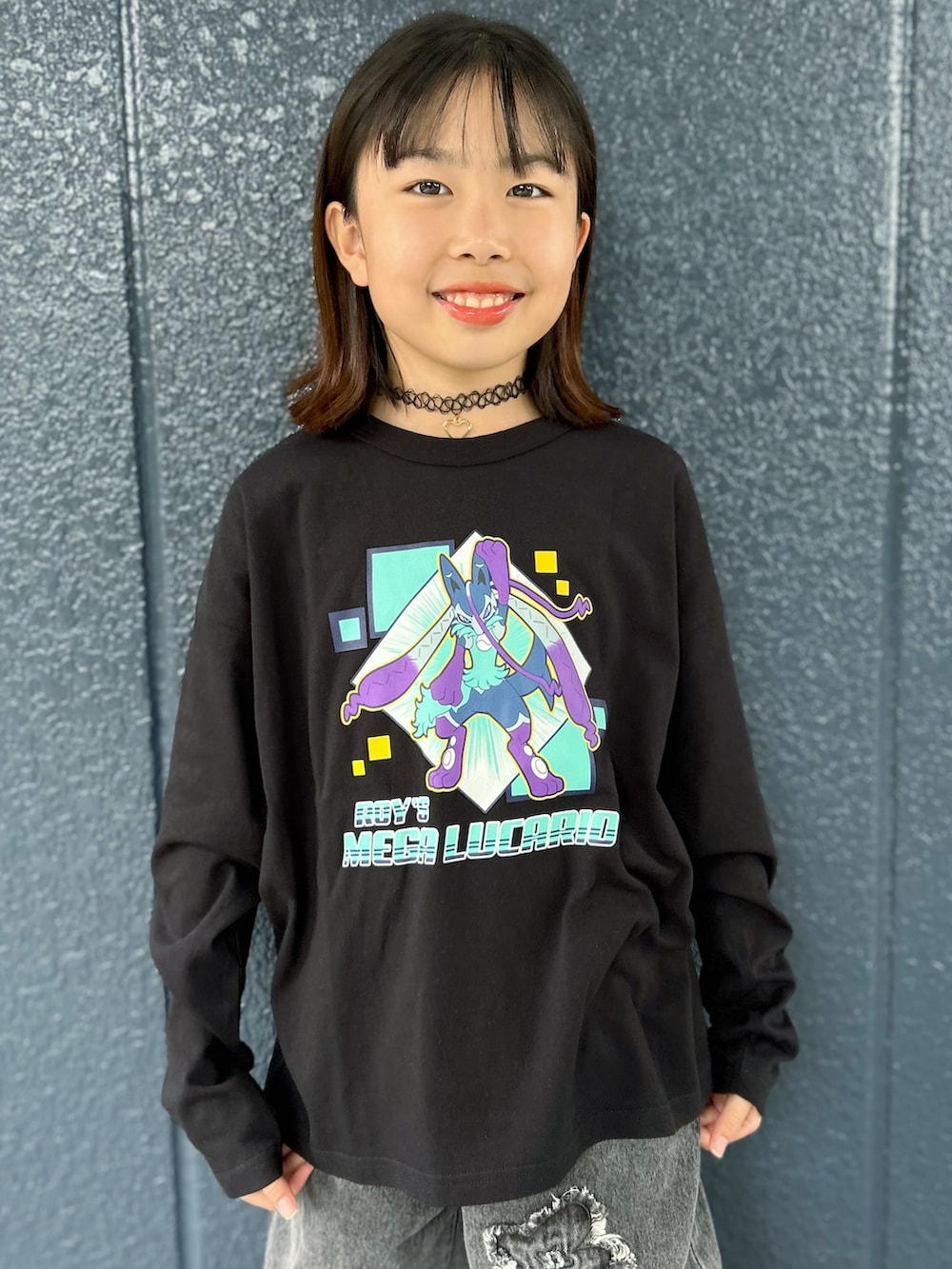 ブラック系のTシャツ/カットソー、ブラック系のその他パンツを着用したキッズの秋コーディネートの4枚目の写真