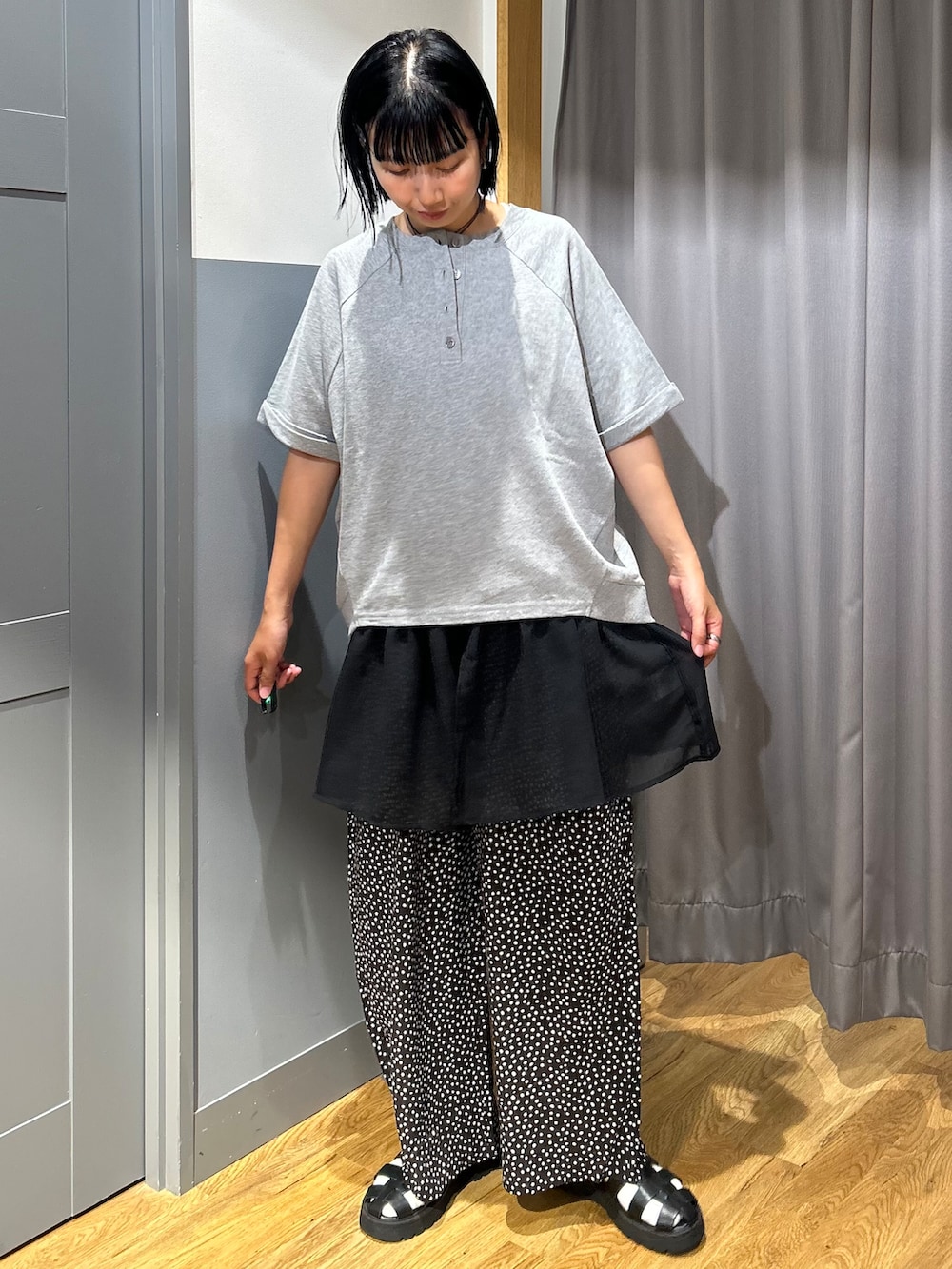 グレー系のその他トップス、ブラック系のベスト、ホワイト系のその他パンツを着用したレディースの夏コーディネートの2枚目の写真