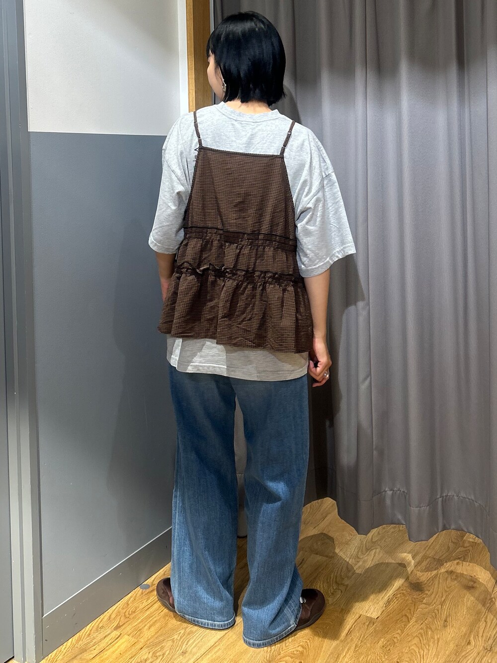 ブルー系のデニムパンツ、ブラウン系のセットアップを着用したレディースの夏コーディネートの3枚目の写真