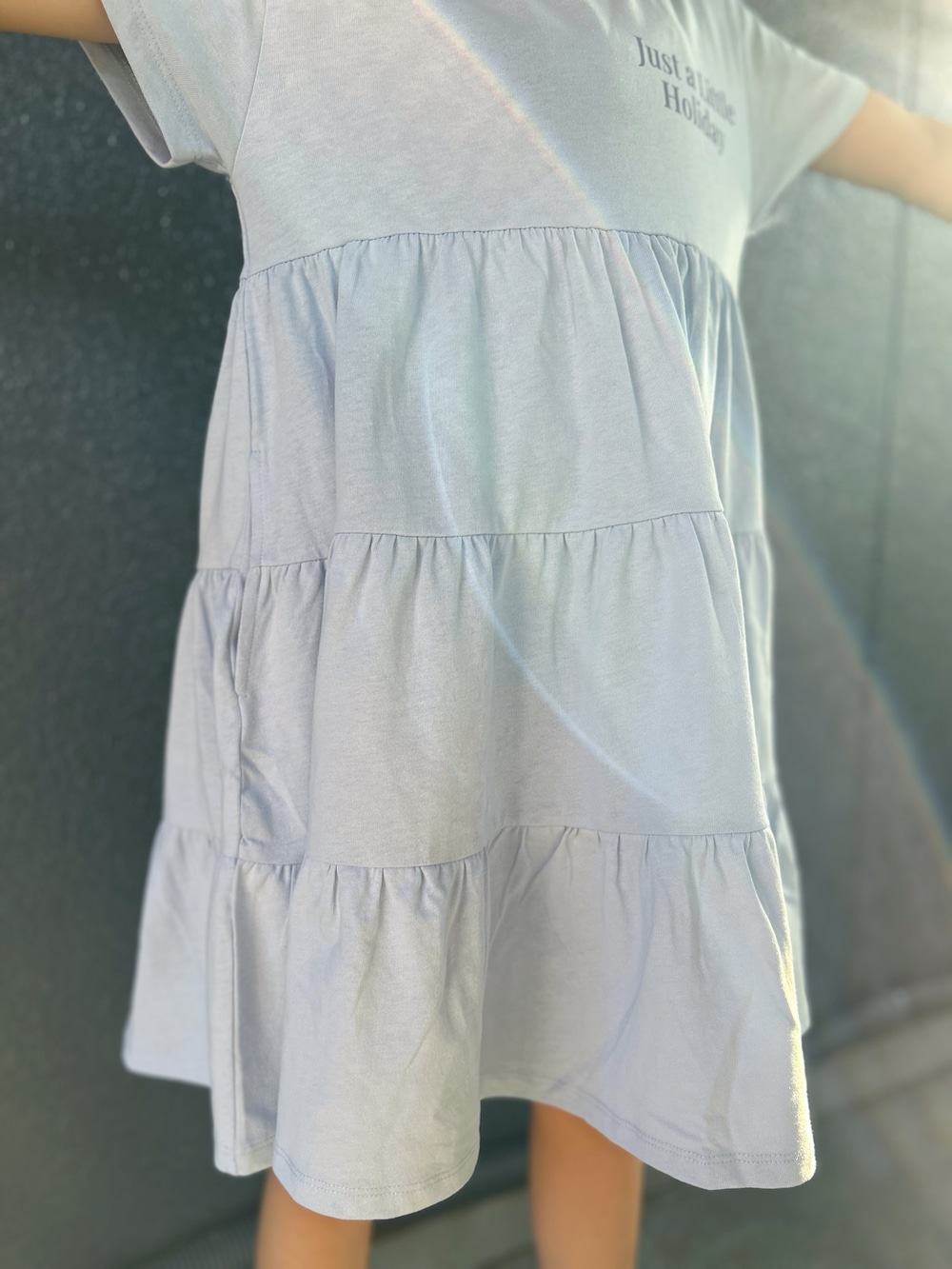 ブルー系のルームワンピース、ホワイト系のキャップを着用したキッズの夏コーディネートの5枚目の写真