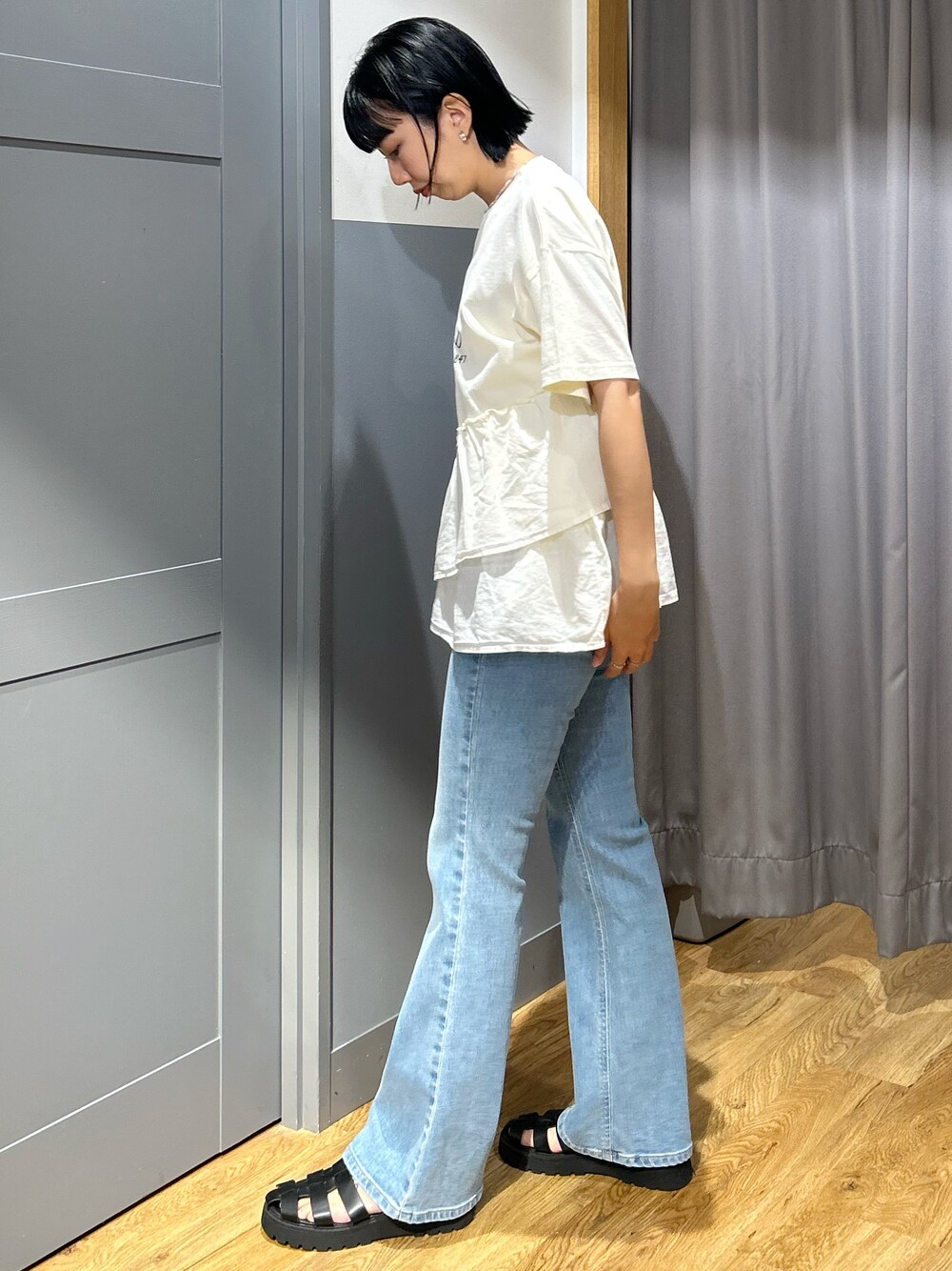 ホワイト系のTシャツ/カットソー、ブルー系のデニムパンツ、ホワイト系のその他雑貨を着用したレディースの夏コーディネートの2枚目の写真
