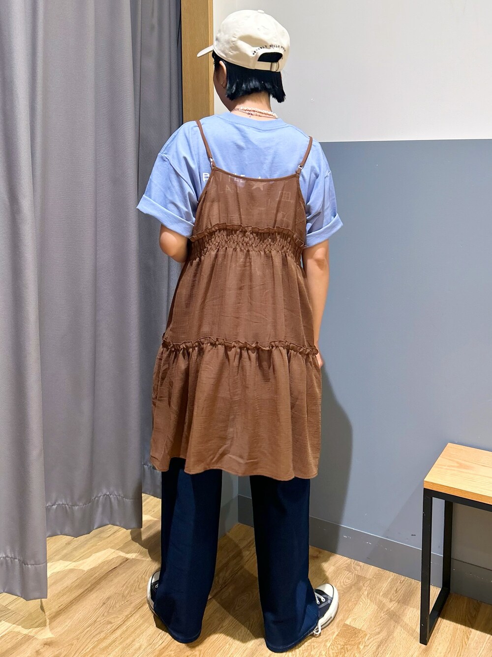 ブルー系のTシャツ/カットソー、ブルー系のデニムパンツ、ホワイト系のキャップを着用したレディースの夏コーディネートの3枚目の写真