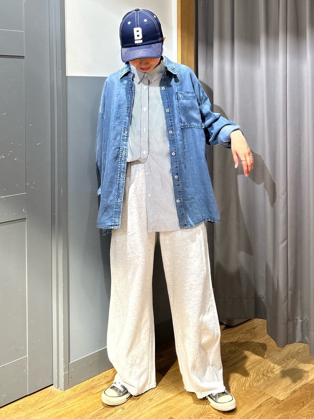 グレー系のその他パンツ、ブルー系のシャツ/ブラウス、ホワイト系のシャツ/ブラウスを着用したレディースの春コーディネートの2枚目の写真