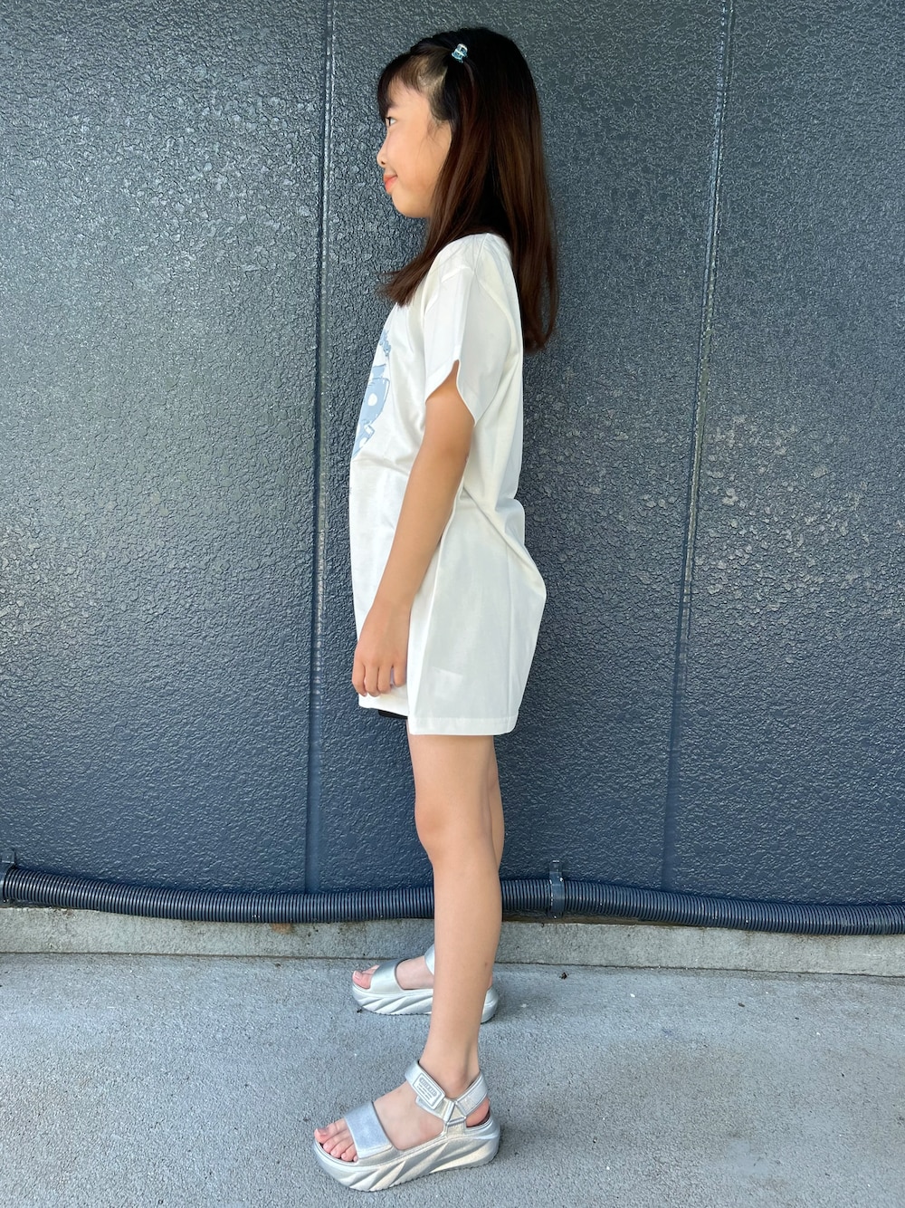 ホワイト系のTシャツ/カットソー、ブラック系のその他パンツ、ブルー系のトートバッグを着用したキッズの夏コーディネートの3枚目の写真
