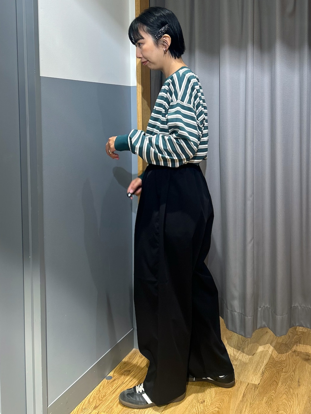 グリーン系のTシャツ/カットソー、ブラック系のその他パンツ、ブラック系のショルダーバッグを着用したレディースの秋コーディネートの2枚目の写真