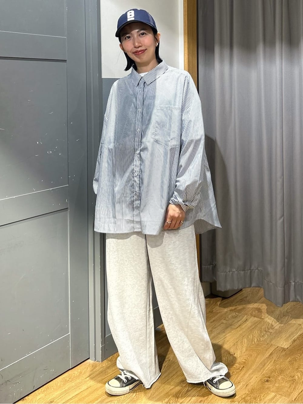 グレー系のその他パンツ、ブルー系のシャツ/ブラウス、ホワイト系のシャツ/ブラウスを着用したレディースの春コーディネートの5枚目の写真