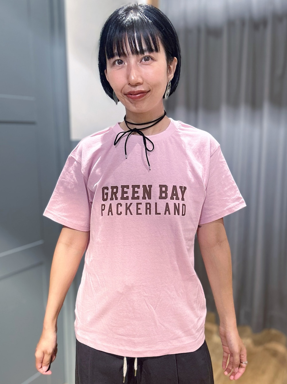 ピンク系のTシャツ/カットソー、グレー系のその他パンツ、ブラック系のショルダーバッグを着用したレディースの夏コーディネートの5枚目の写真