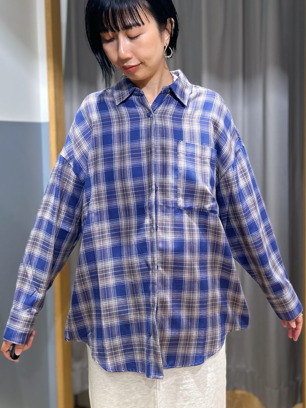 ピンク系のTシャツ/カットソー、パープル系のシャツ/ブラウス、グレー系のスカートを着用したレディースの秋コーディネートの4枚目の写真