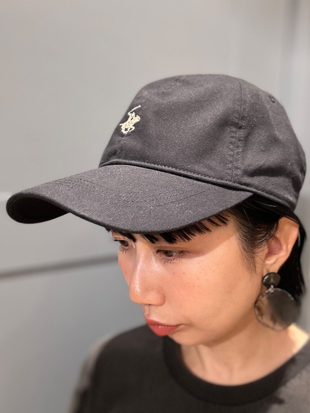 グレー系のスカート、グレー系のシャツ/ブラウス、ブラック系のキャップを着用したレディースの夏コーディネートの7枚目の写真