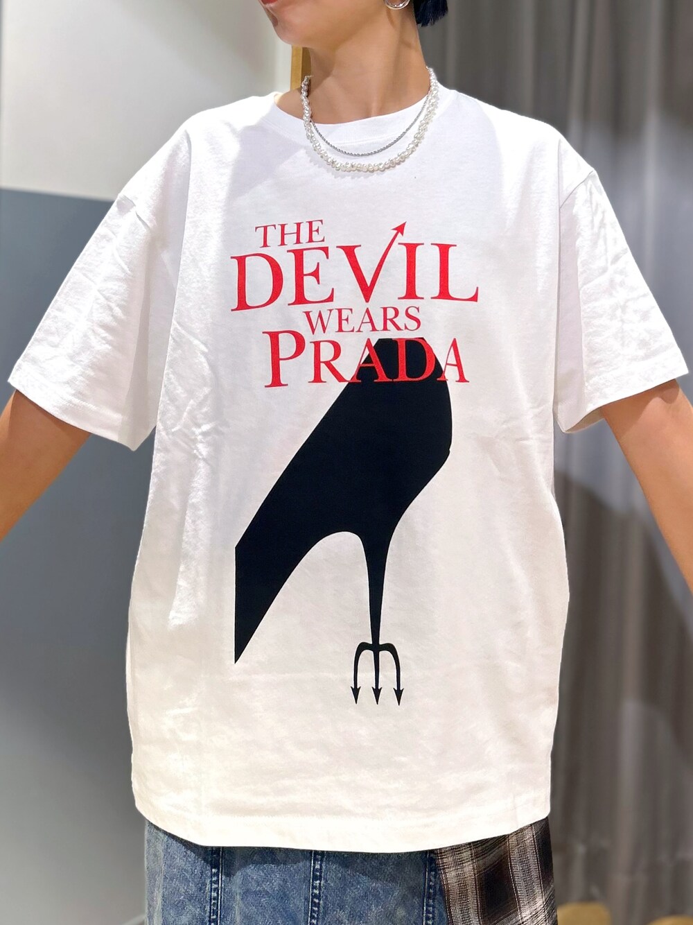 ホワイト系のTシャツ/カットソー、ブラック系のシャツ/ブラウス、ブルー系のスカートを着用したレディースの夏コーディネートの4枚目の写真