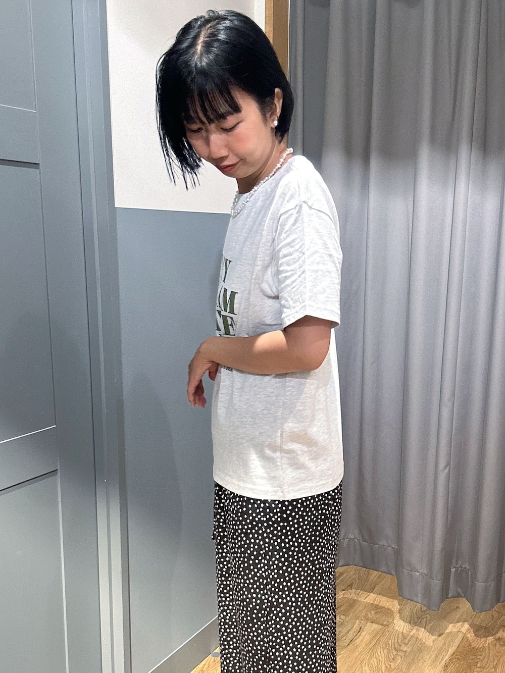 ホワイト系のその他パンツ、グレー系のベスト、ブラック系のショルダーバッグを着用したレディースの夏コーディネートの6枚目の写真