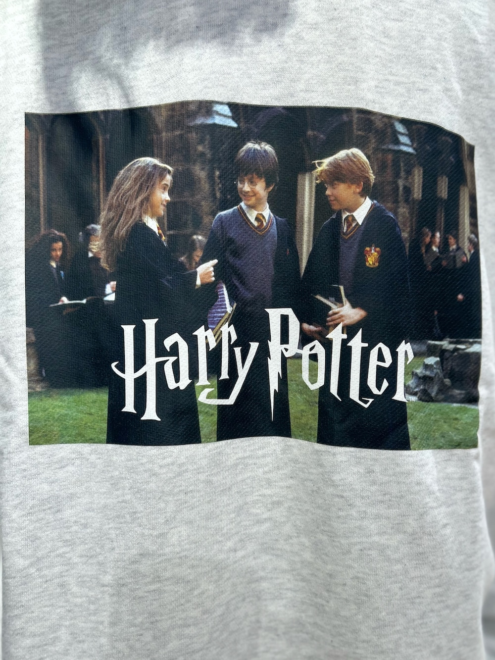 ベージュ系のスウェット、ホワイト系のTシャツ/カットソー、ブルー系のデニムパンツを着用したレディースの秋コーディネートの6枚目の写真