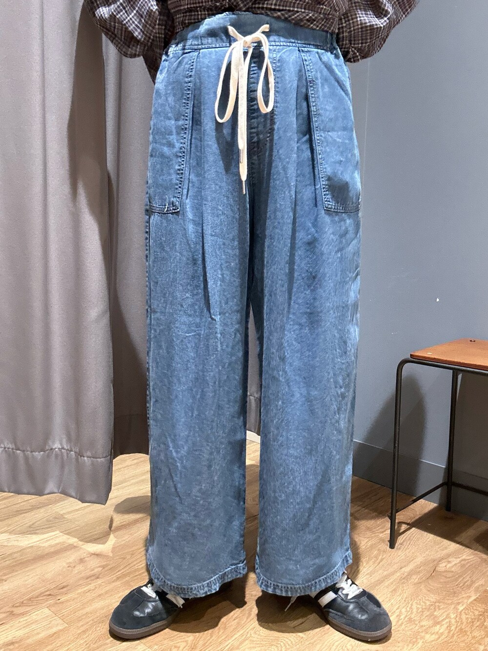 ピンク系のタンクトップ、グレー系のシャツ/ブラウス、ブルー系のデニムパンツを着用したレディースの春コーディネートの7枚目の写真