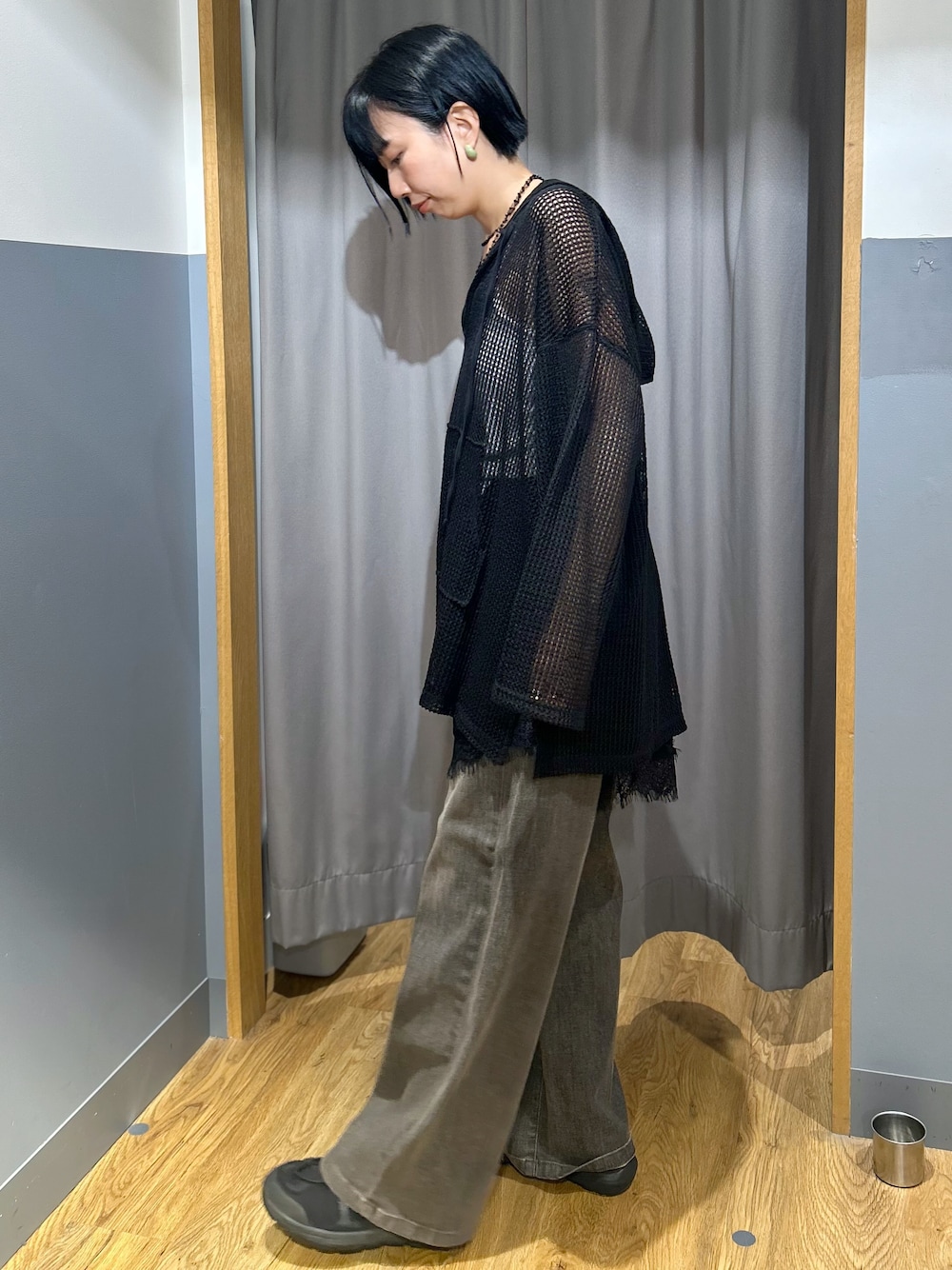 ブラック系のTシャツ/カットソー、ブラウン系のその他パンツ、ブラック系のショルダーバッグを着用したレディースの秋コーディネートの2枚目の写真