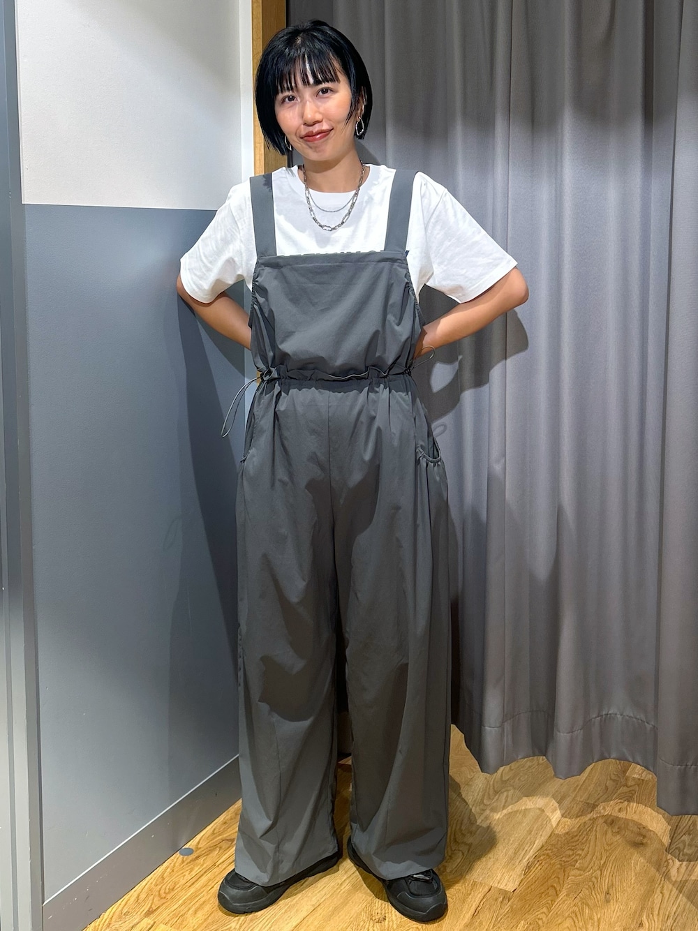 ホワイト系のTシャツ/カットソー、グリーン系のサロペット/オーバーオール、ブラック系のトートバッグを着用したレディースの夏コーディネートの2枚目の写真