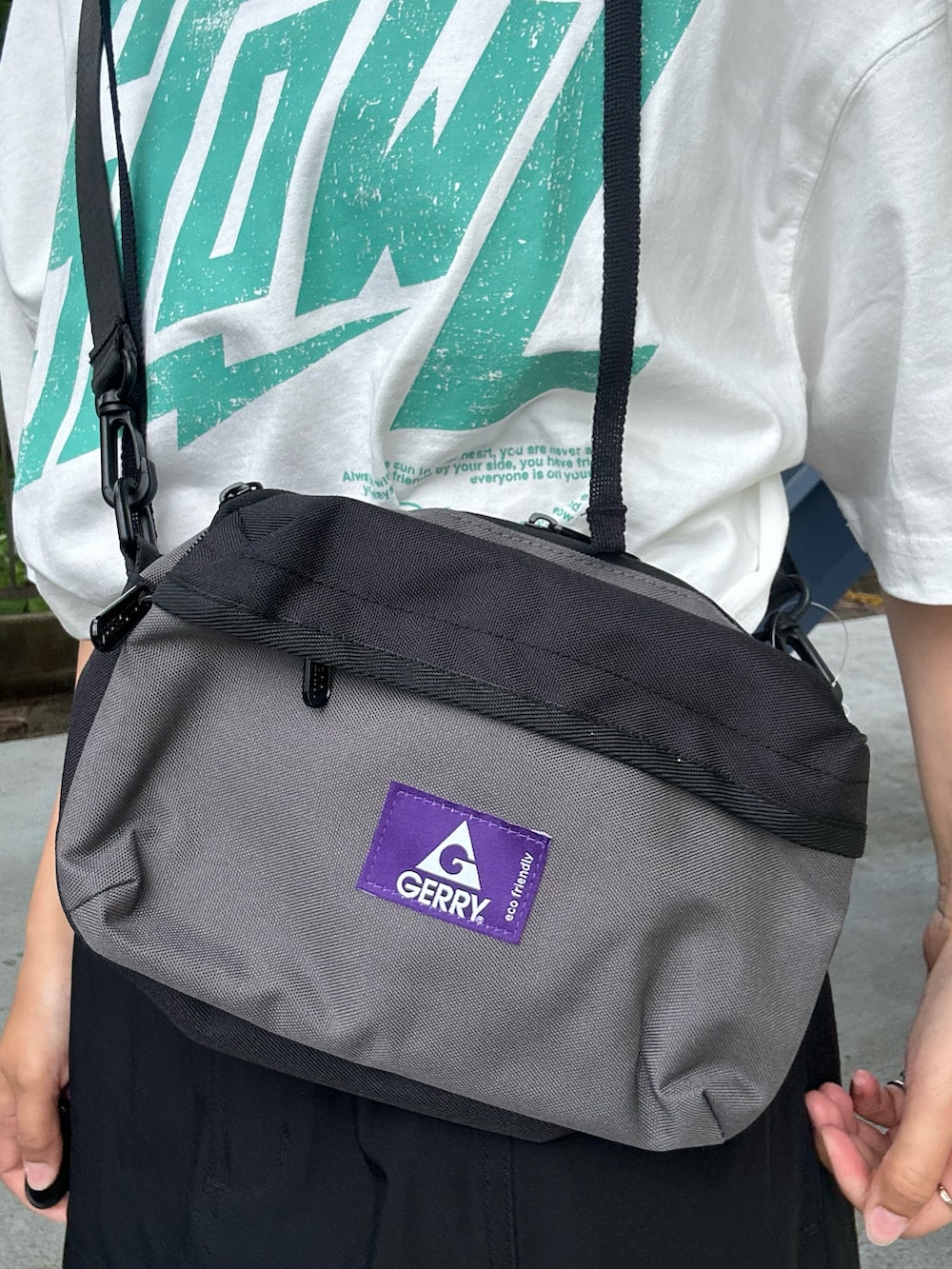 ホワイト系のTシャツ/カットソー、ブラック系のスカート、ブラック系のハットを着用したレディースの春コーディネートの9枚目の写真